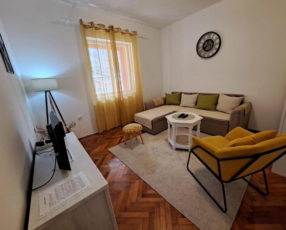 Red House Apartment *